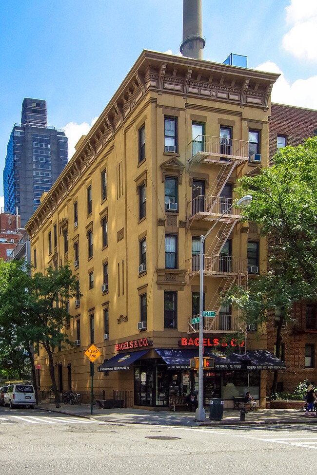 500 East 76 Street in New York, NY - Foto de edificio - Building Photo