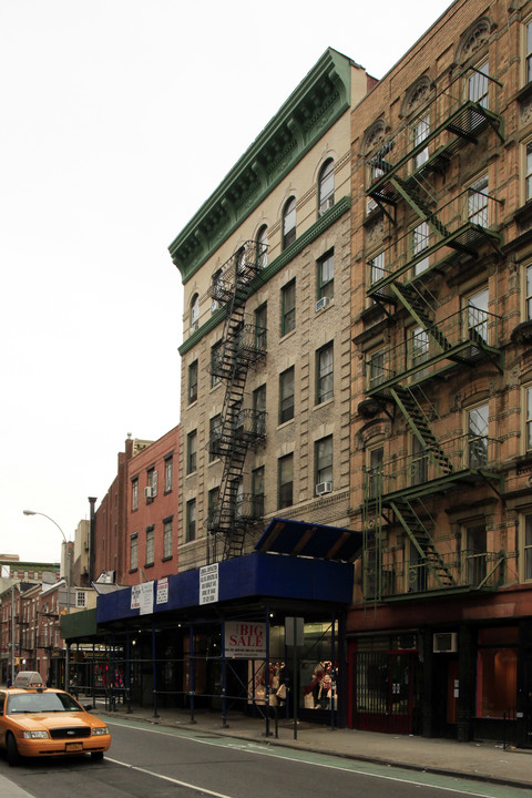 323-325 Bleecker St in New York, NY - Foto de edificio