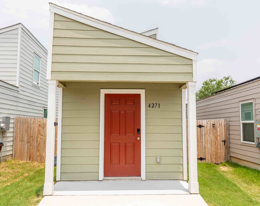 4271 Thalweg Way in San Antonio, TX - Building Photo