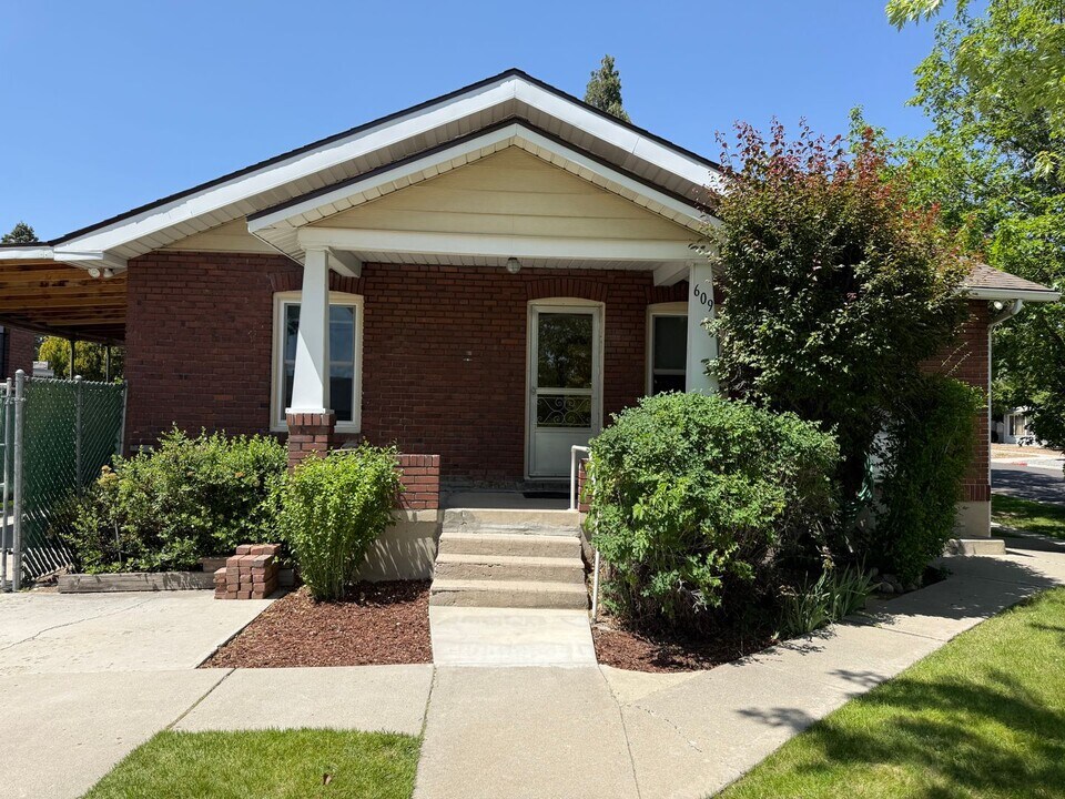 609 W 10th St in Reno, NV - Building Photo