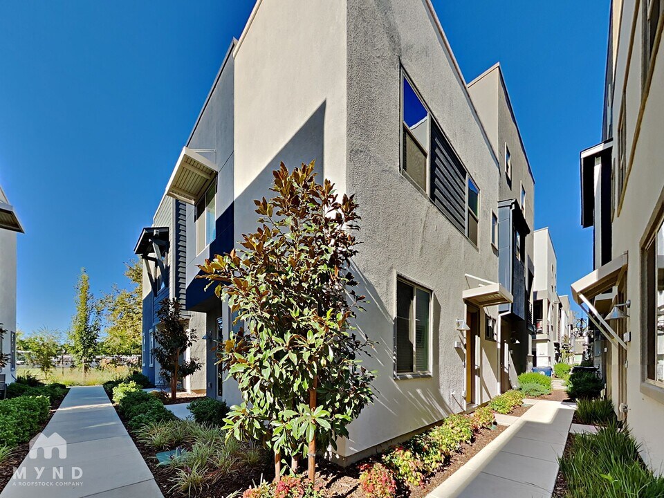 236 Log Pond Ln in Sacramento, CA - Building Photo