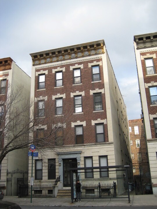 6843 Fresh Pond Rd in Flushing, NY - Foto de edificio