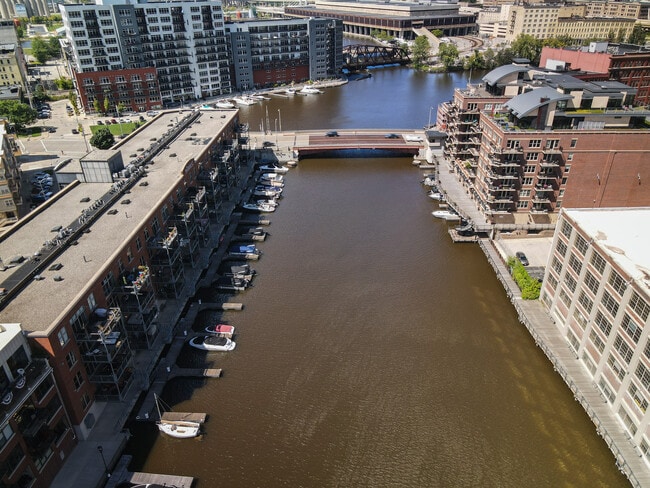 130 S Water St, Unit Waterfront in Milwaukee, WI - Building Photo - Building Photo