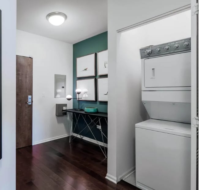 6 E 9th St in Chicago, IL - Foto de edificio - Building Photo