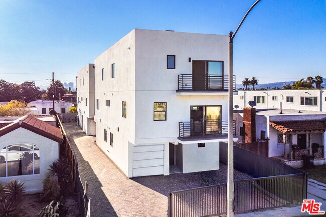 1921 Carmona Ave in Los Angeles, CA - Building Photo - Building Photo