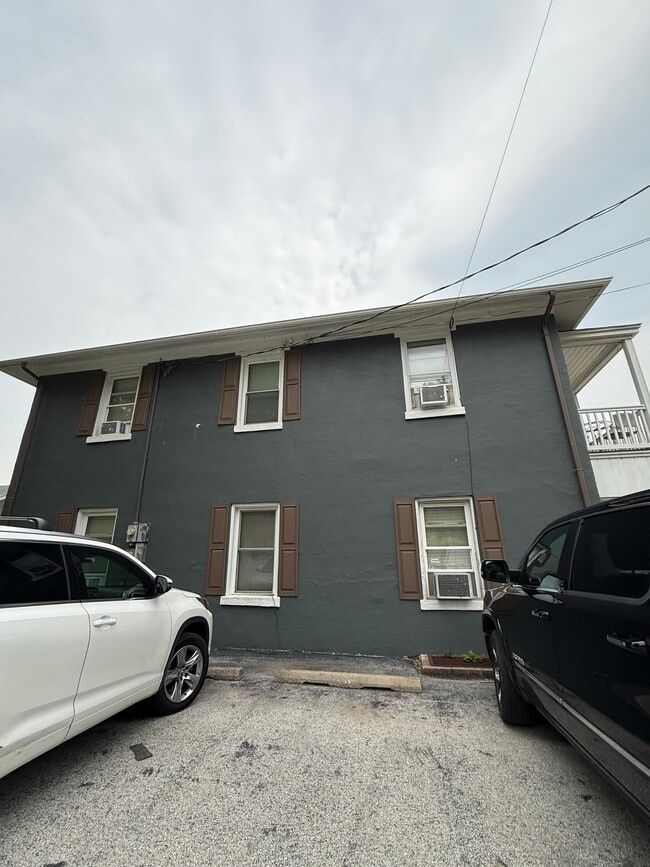 111 Ewing St, Unit 111  Ewing Upper Unit in Le Claire, IA - Building Photo - Building Photo