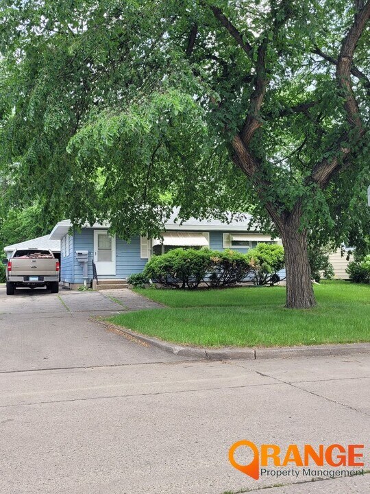 1718 16th St S in Fargo, ND - Building Photo