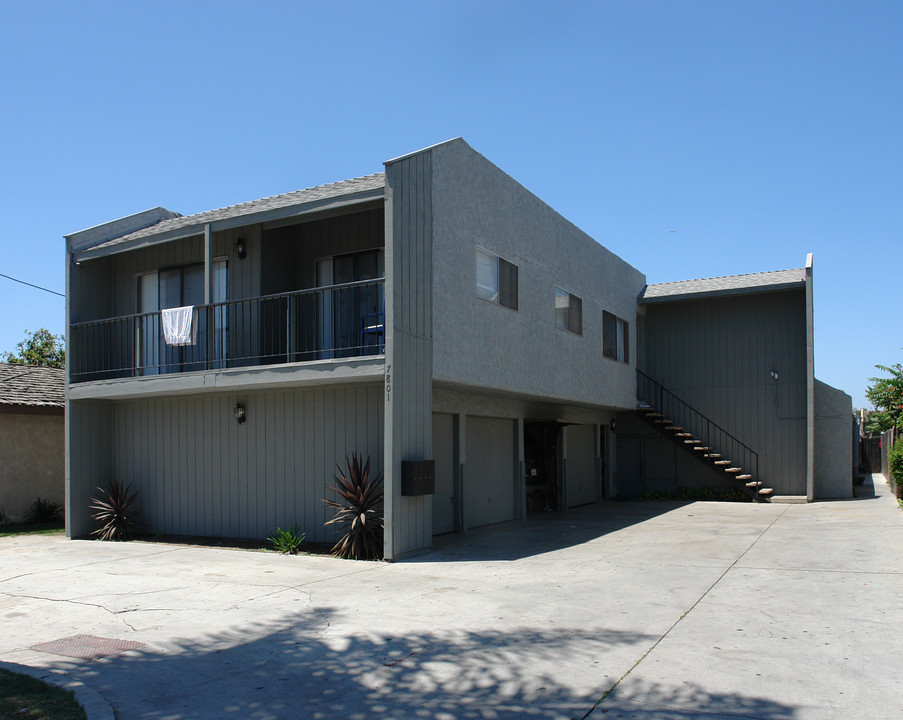 7801 Sycamore Ave in Huntington Beach, CA - Foto de edificio