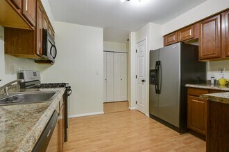 380 Front St in Secaucus, NJ - Building Photo - Building Photo