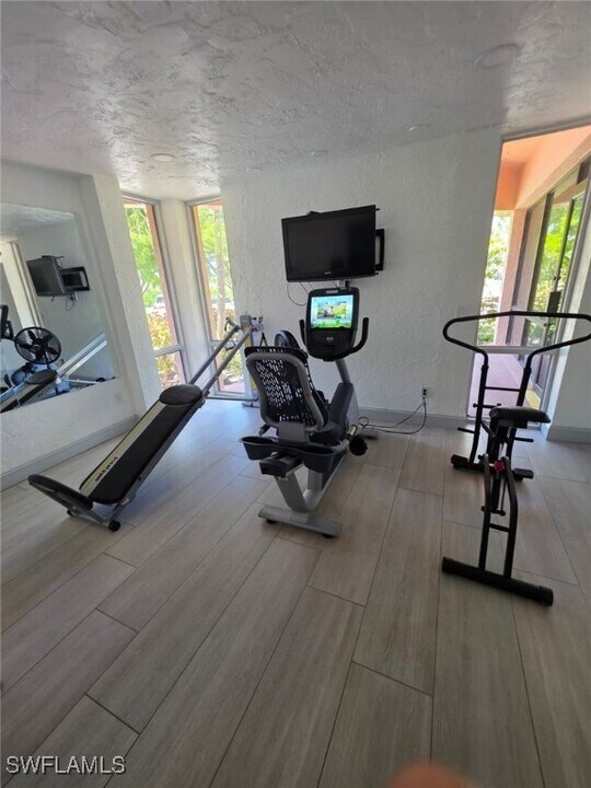160 Turtle Lake Ct in Naples, FL - Building Photo