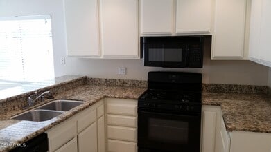 13568 E Quail Summit Rd in Moorpark, CA - Building Photo - Building Photo