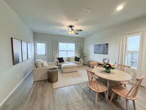 518 Pleasanton Way in San Antonio, TX - Building Photo - Building Photo