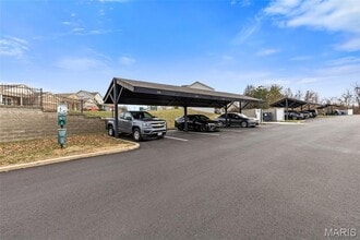 131 Saravalle Dr in St. Peters, MO - Foto de edificio - Building Photo