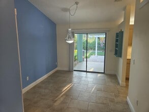 142 Queens Ln in Royal Palm Beach, FL - Foto de edificio - Building Photo
