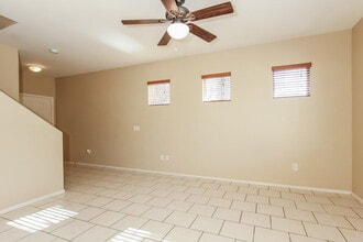 7014 S 40th Ln in Phoenix, AZ - Foto de edificio - Building Photo