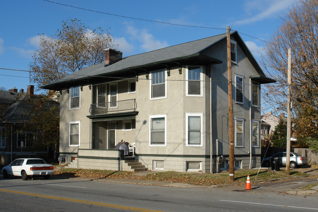 1609 Grinstead Dr in Louisville, KY - Foto de edificio