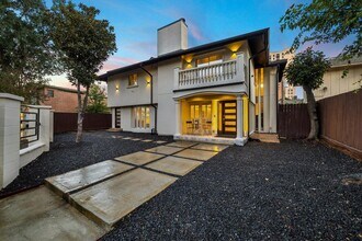 6321 Deerwood Rd in Houston, TX - Building Photo - Building Photo