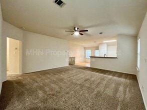 6637 Charles Field in San Antonio, TX - Foto de edificio - Building Photo