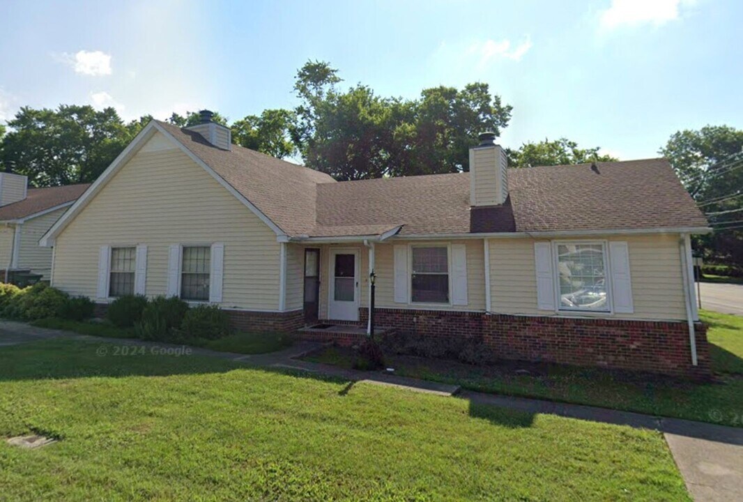 7302 Weston Way Dr in Nashville, TN - Foto de edificio