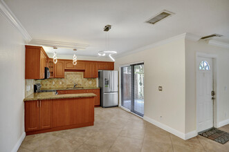 257 Lake Arbor Dr in Palm Springs, FL - Foto de edificio - Building Photo