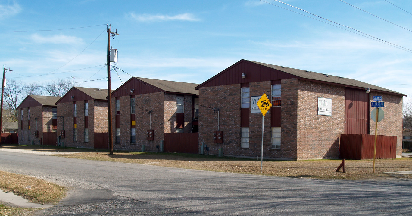 Vestal Apartments in San Antonio, TX - Foto de edificio