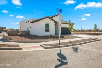 874 Harpendem Dr in Horizon City, TX - Building Photo - Building Photo