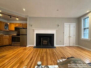 82 Phillips St, Unit 2 in Boston, MA - Foto de edificio - Building Photo