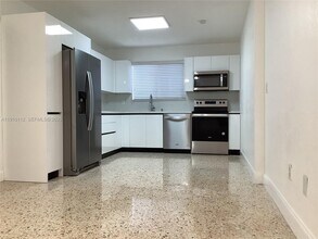 7435 SW 23rd St in Miami, FL - Building Photo - Building Photo