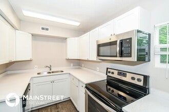 6533 Burgundy Rd S in Jacksonville, FL - Foto de edificio - Building Photo
