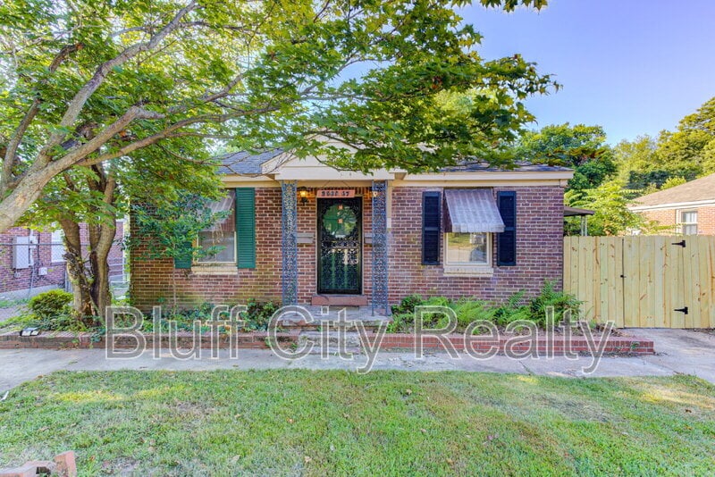 2567 Madison Ave in Memphis, TN - Building Photo