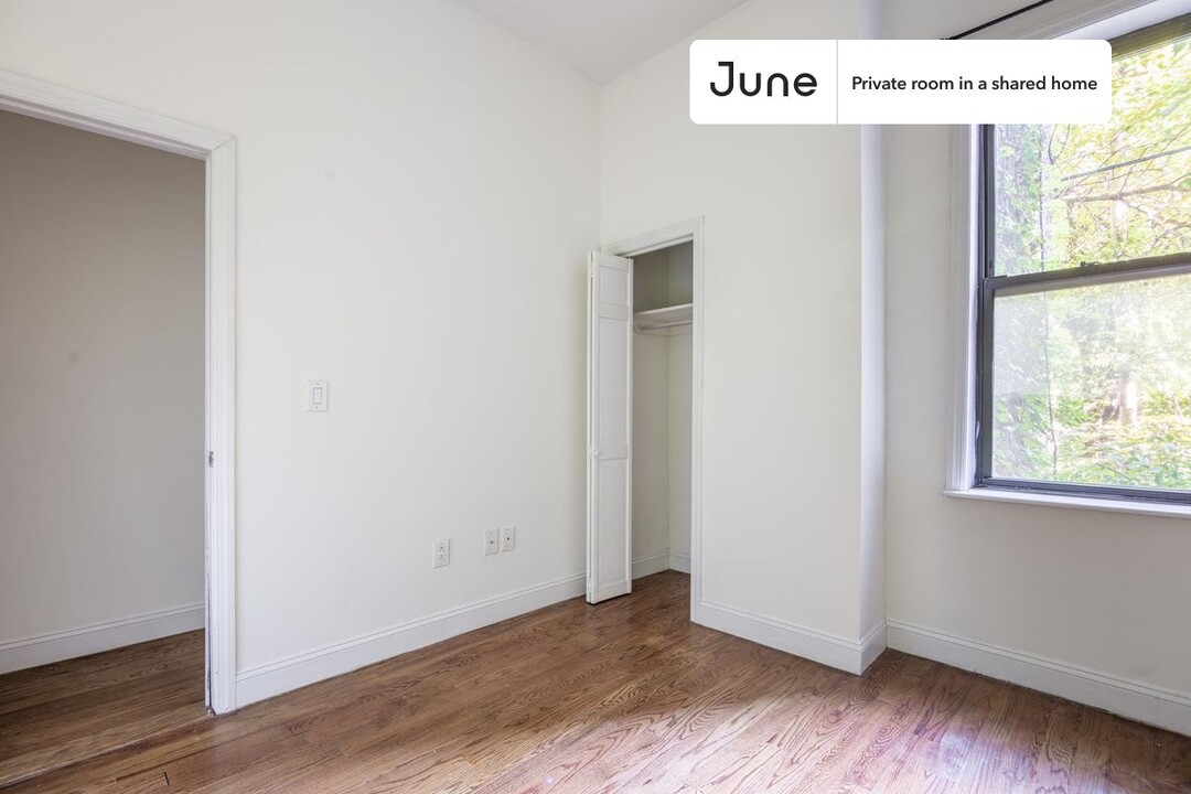 Private bedroom in 4 bed/1 bath Home in New York, NY - Building Photo