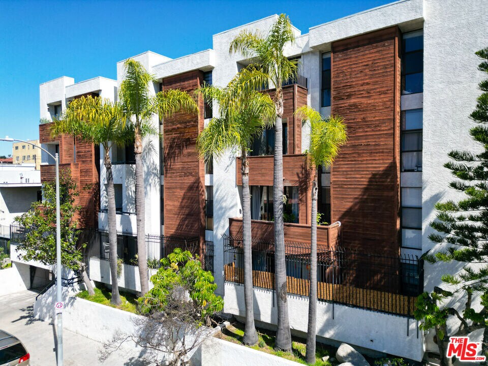 630 N Grand Ave in Los Angeles, CA - Building Photo