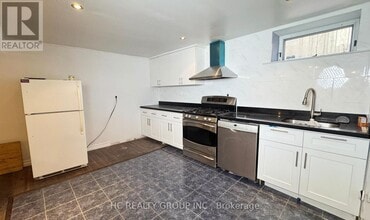 500 Huntingwood Dr in Toronto, ON - Building Photo - Building Photo