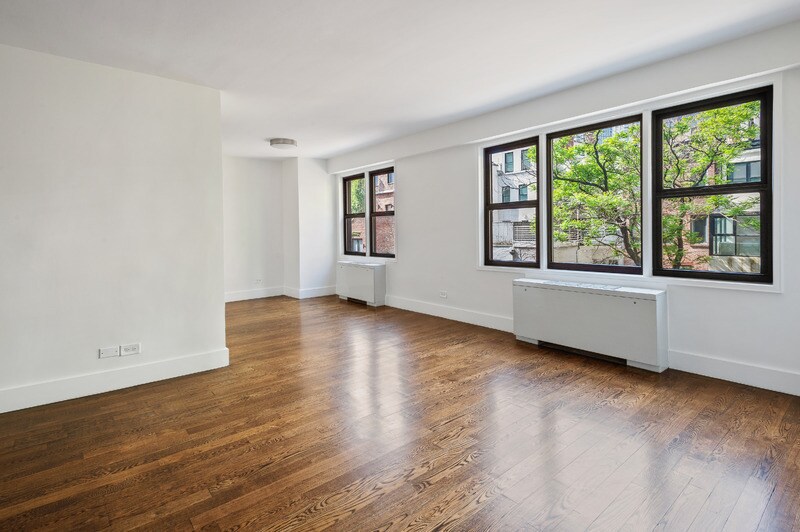 220 E 63rd St in New York, NY - Building Photo