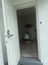 27 NW 44th St in Miami, FL - Foto de edificio - Building Photo
