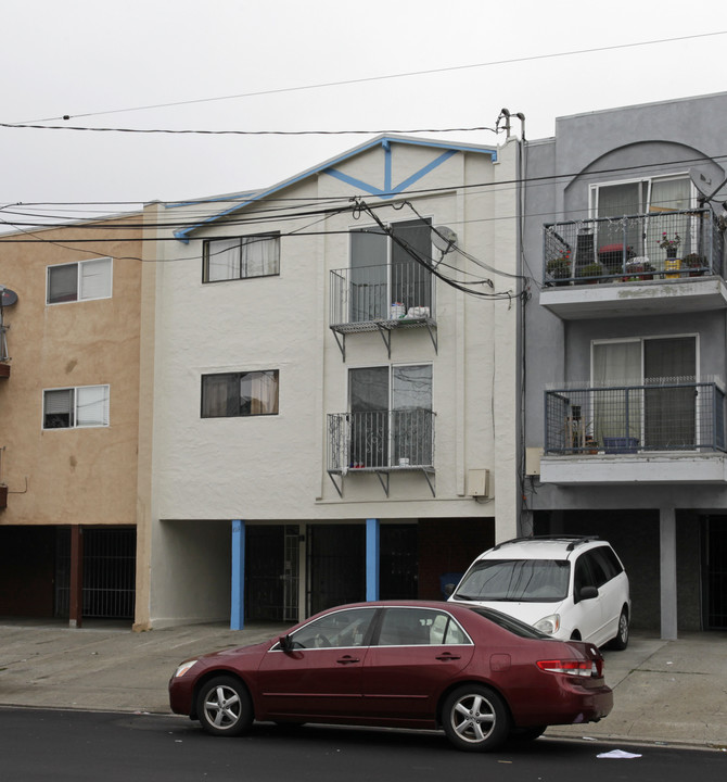 693 Sylvan St in Daly City, CA - Foto de edificio