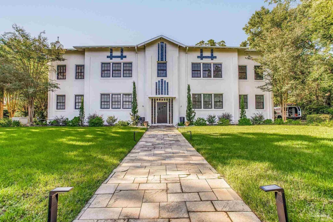 1515 E Lakeview Ave in Pensacola, FL - Foto de edificio