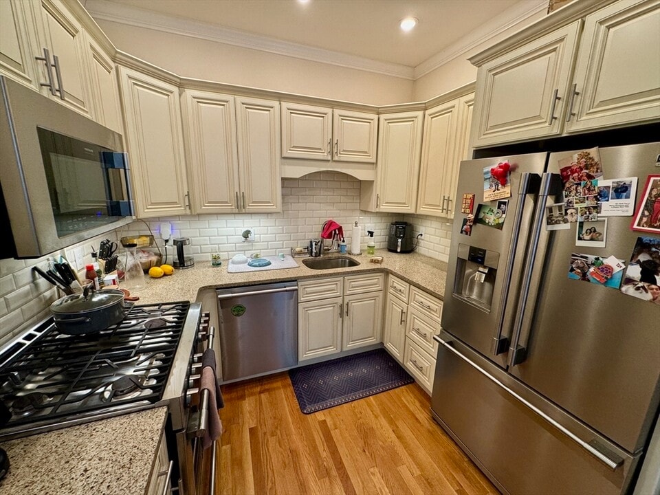 379 Maverick St in Boston, MA - Building Photo