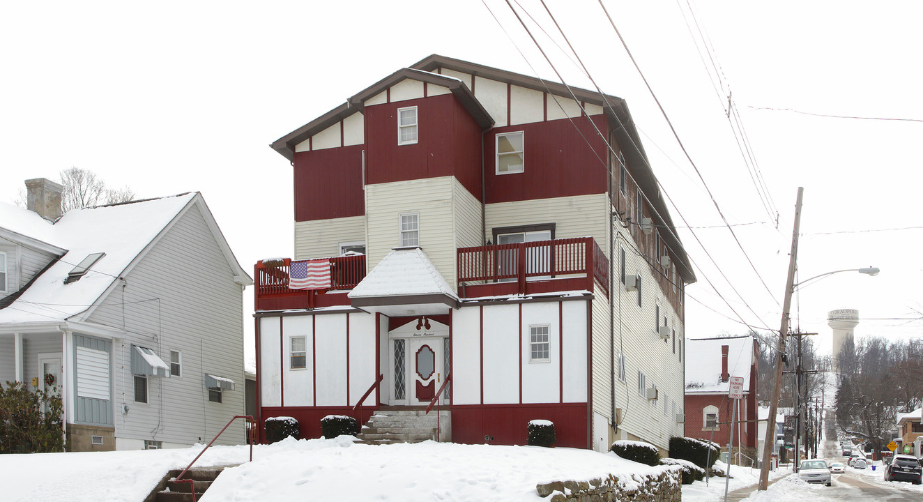 1100 Ridge Ave in Coraopolis, PA - Building Photo