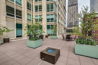 57 E Delaware Pl, Unit 1505 in Chicago, IL - Foto de edificio - Building Photo