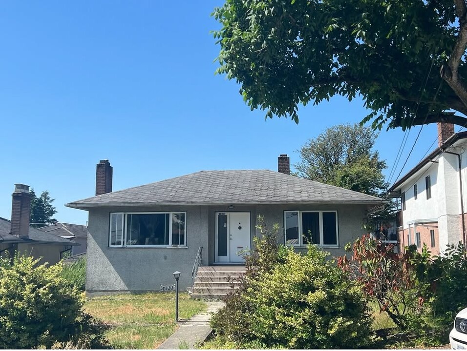 7732 Burgess St in Burnaby, BC - Building Photo