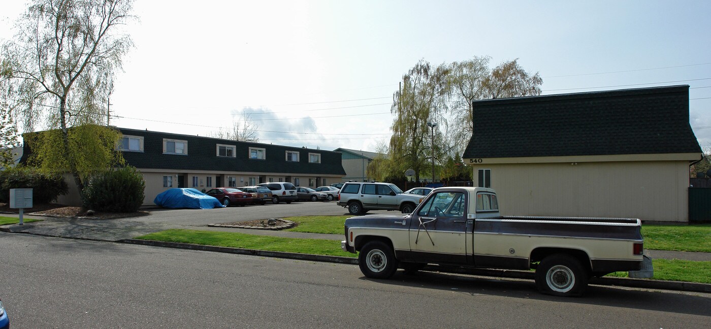 520-540 W Maple St in Lebanon, OR - Building Photo