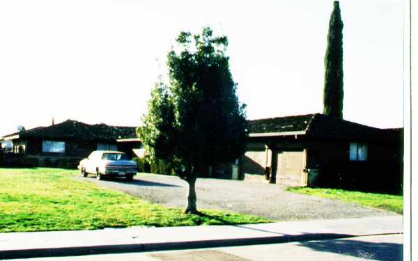 8917 San Pasqual in Stockton, CA - Foto de edificio