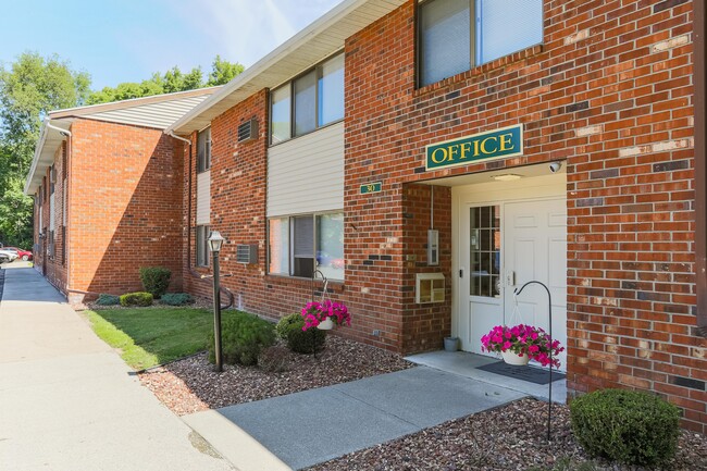 Woodland Manor Apartments in Farmington, NY - Building Photo - Building Photo