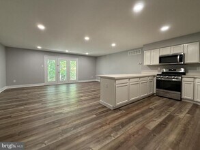 404 Dylan Dr in Lansdale, PA - Foto de edificio - Building Photo