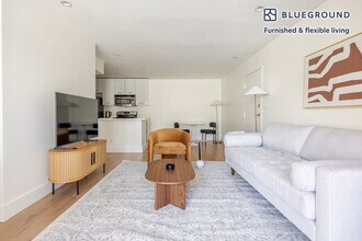 7230 Franklin Ave in Los Angeles, CA - Foto de edificio - Building Photo