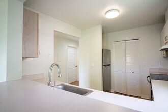 235 SW Hooker St in Portland, OR - Building Photo - Building Photo