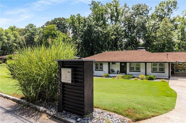 2423 Sunset Dr NE in Atlanta, GA - Building Photo - Building Photo