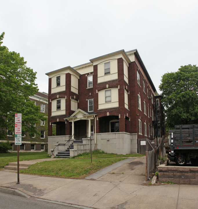 820 E Main St in Rochester, NY - Building Photo