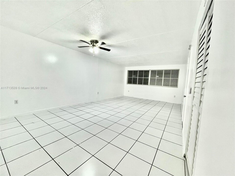 6115 NW 186th St in Hialeah, FL - Building Photo